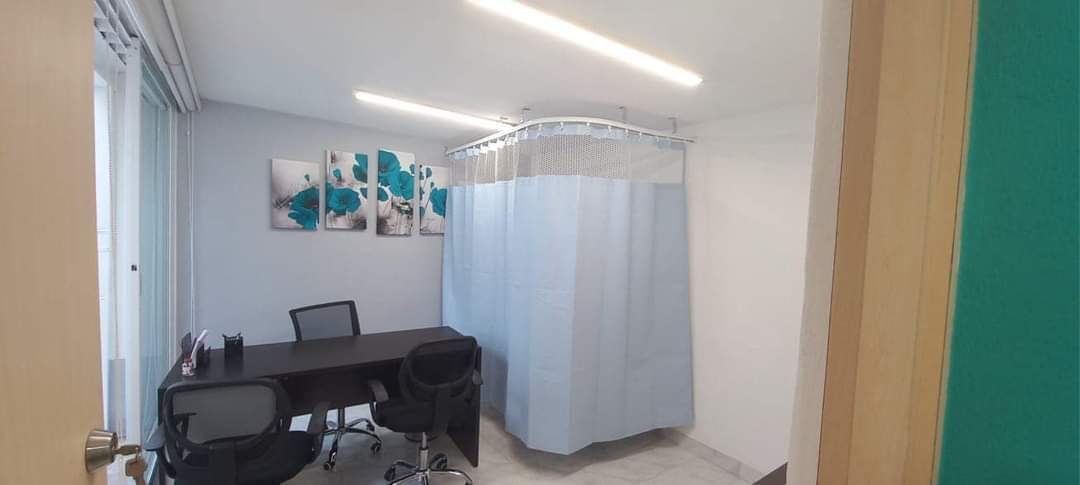 Cortina antibacterial azul claro en consultorio