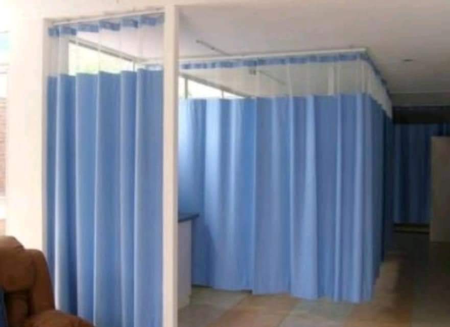 Cortinas antibacteriales azules en área de cubículos