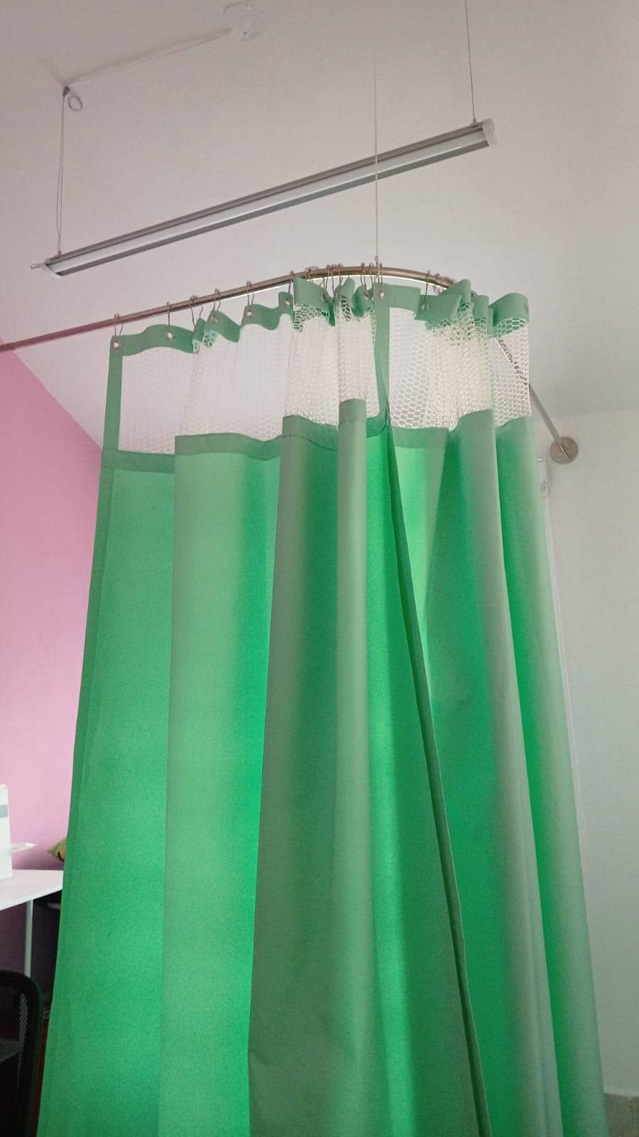 Cortina antibacterial color menta en consultorio