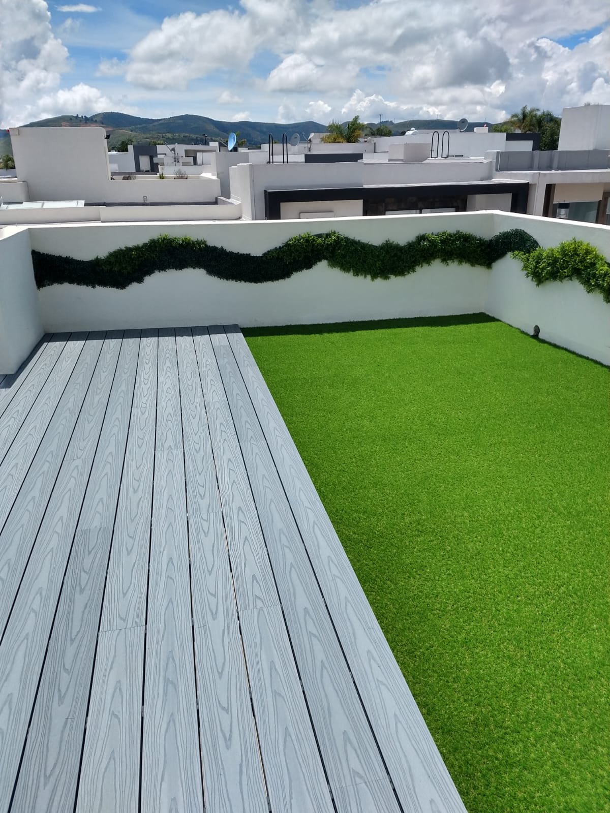 Deck exterior, pasto sintético y follaje en azotea
