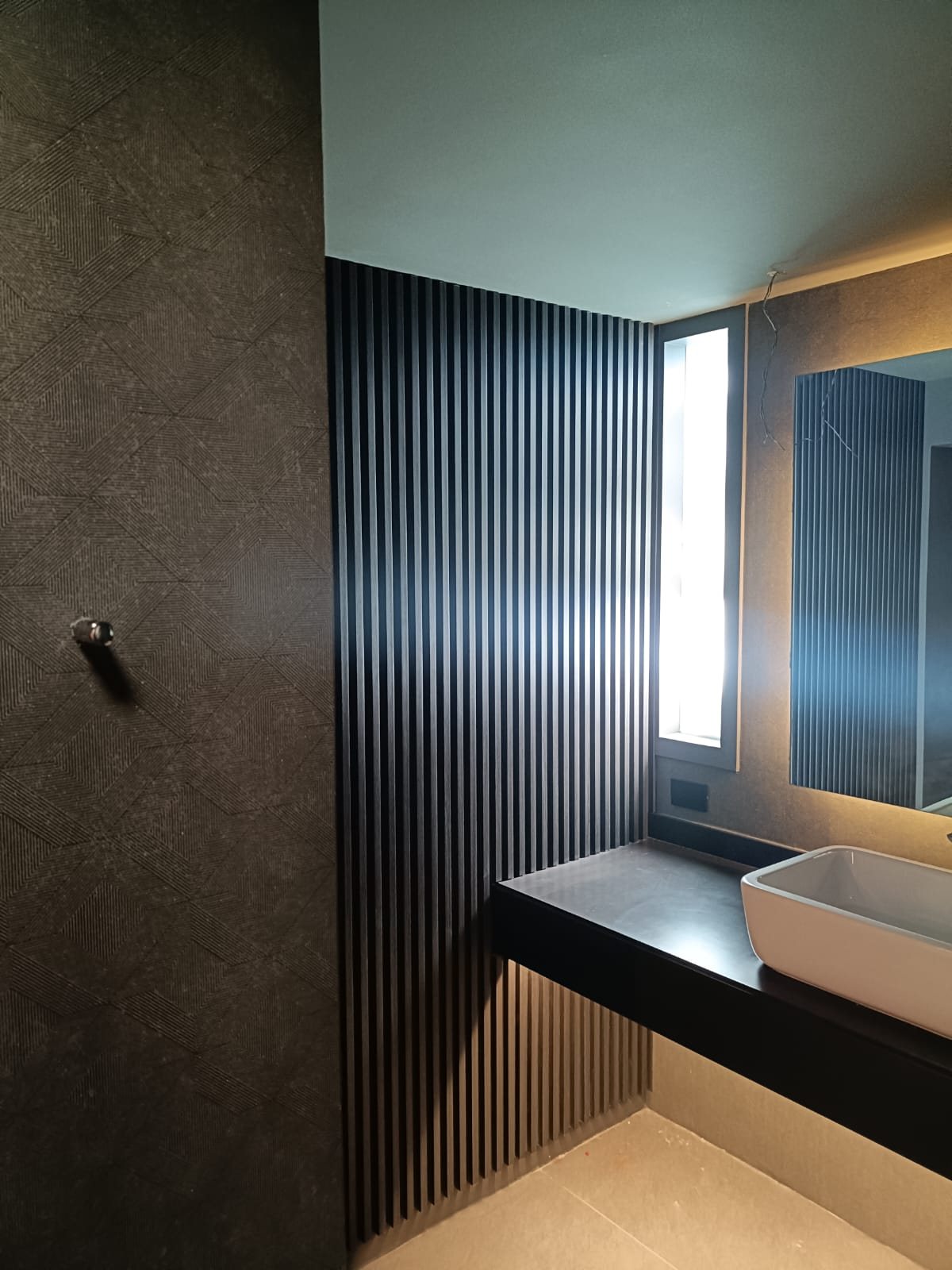Lambrín negro en baño junto al lavabo