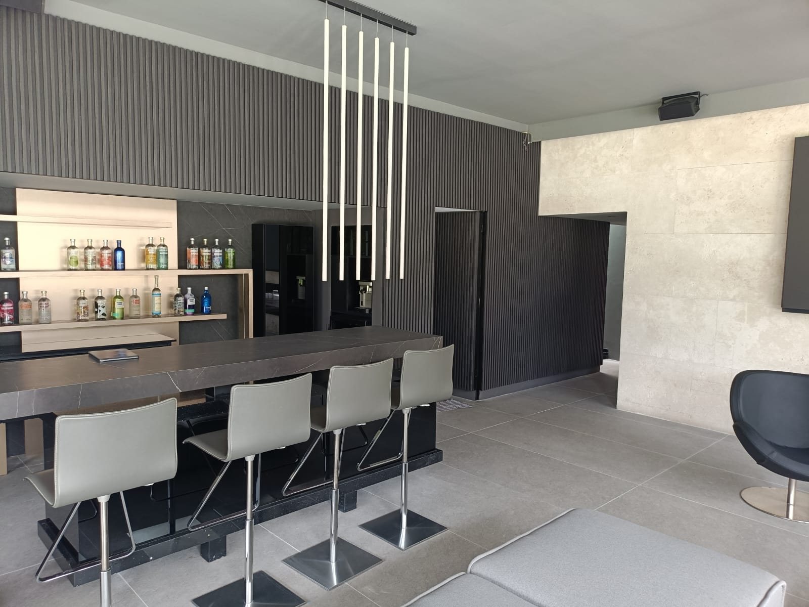 Lambrín interior en bar con barra de mármol
