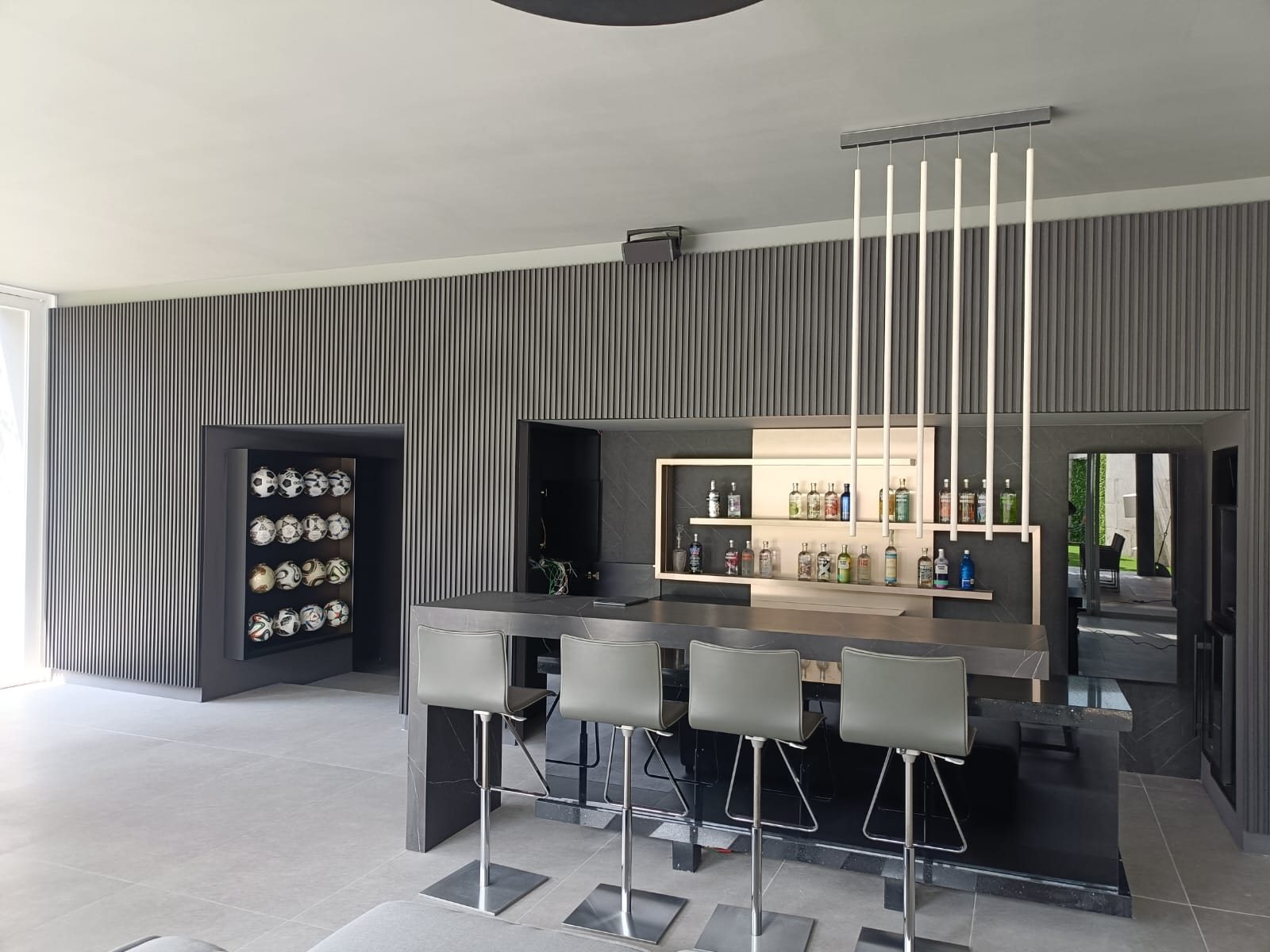 Lambrín interior gris en bar residencial