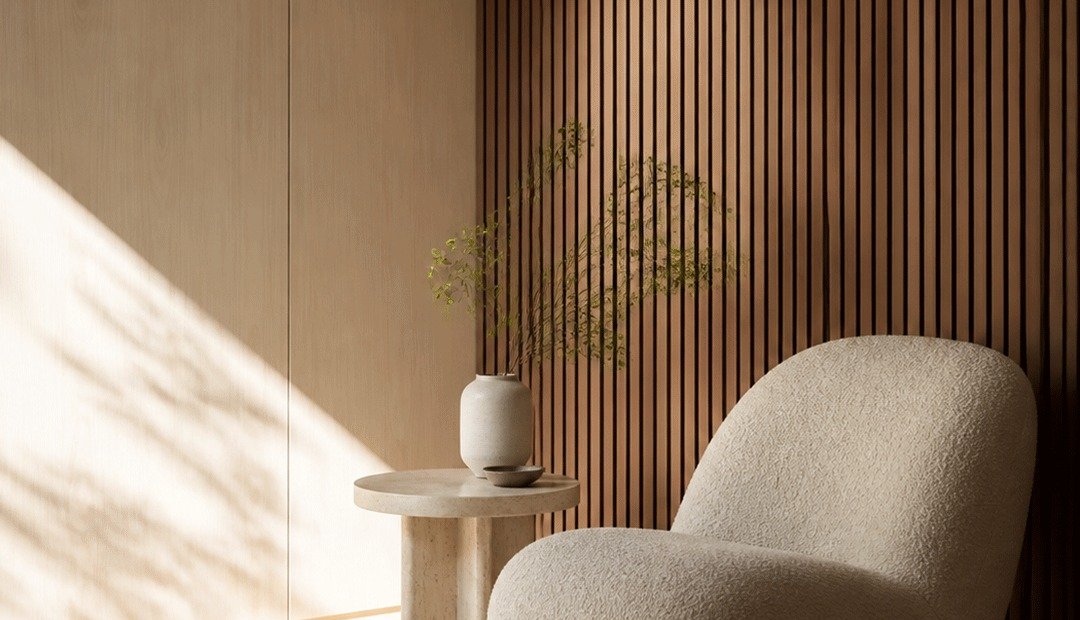 Lambrín ranurado de madera en sala