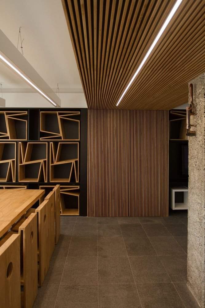 Lambrín de madera en muro y plafón de oficina