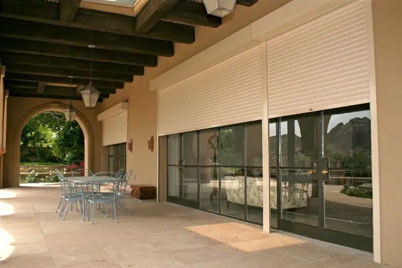 Persianas europeas beige en patio con ventanales