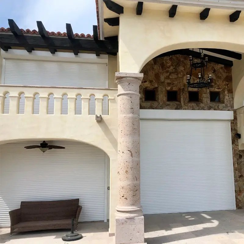 Persianas europeas blancas en casa de estilo mediterráneo