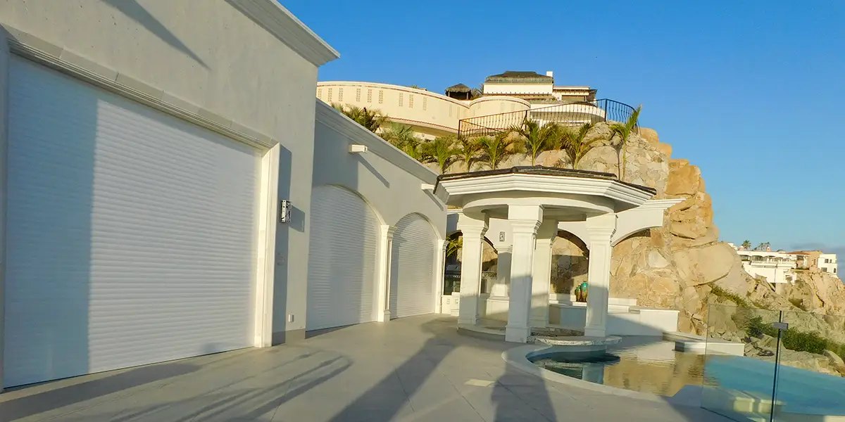Persianas enrollables blancas en villa frente al mar