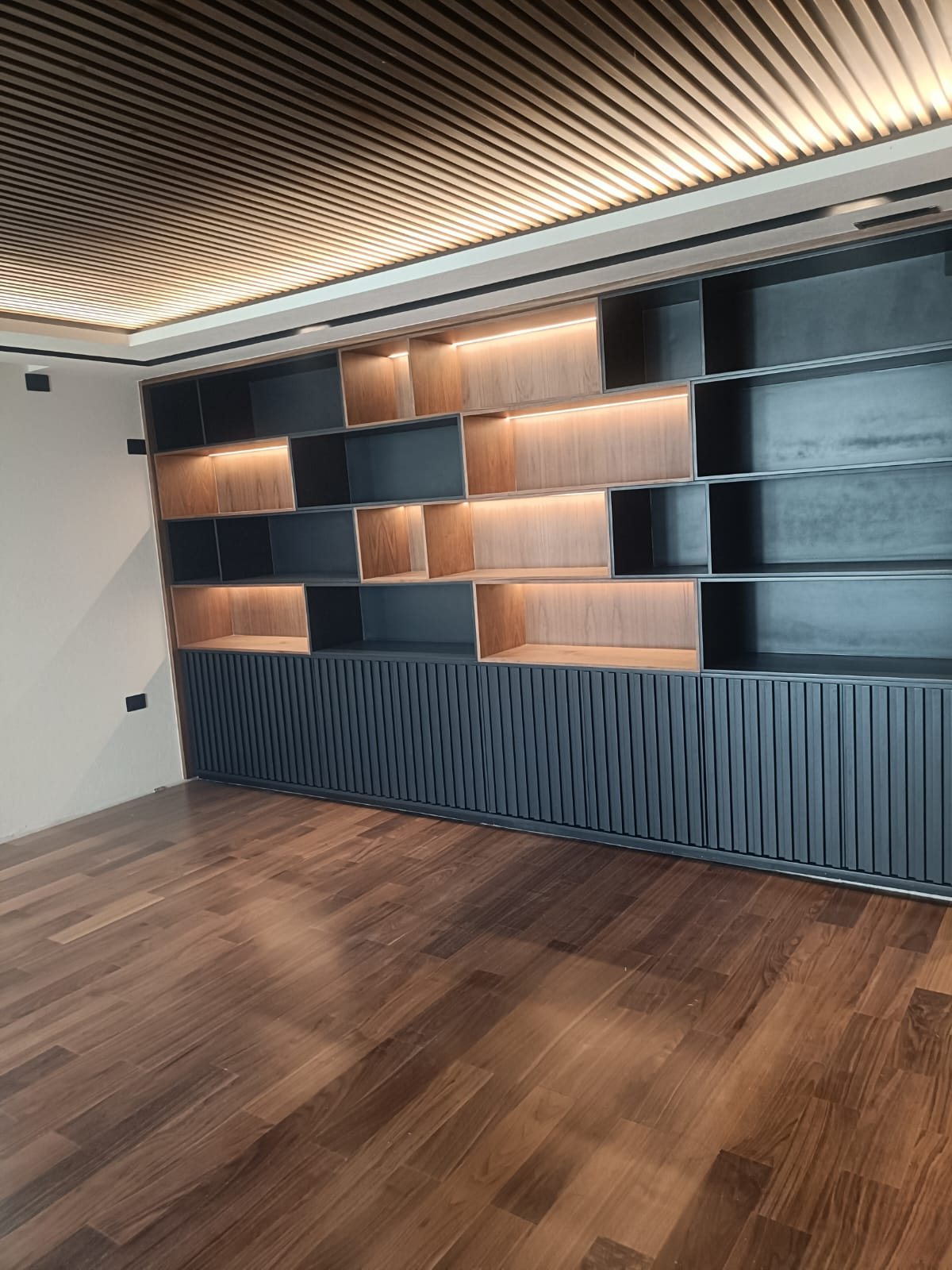 Piso de ingeniería en estudio con librero