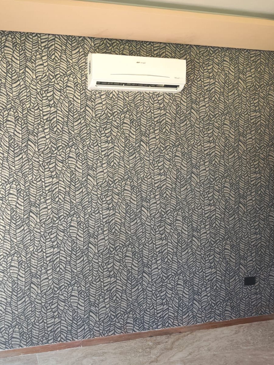 El mismo muro con tapiz de hojas instalado