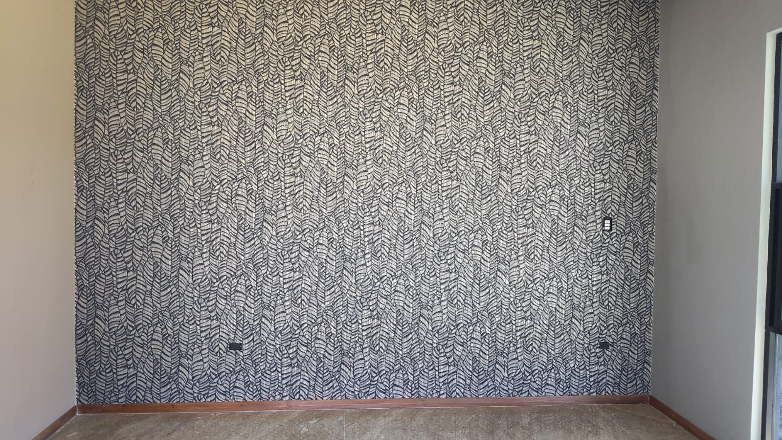 Tapiz de hojas en muro de recámara