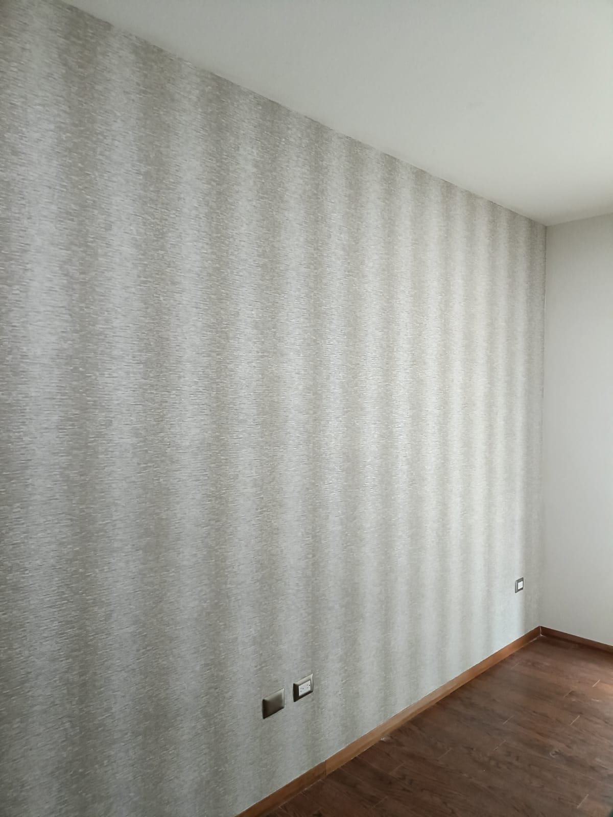 Tapiz texturizado beige en recámara