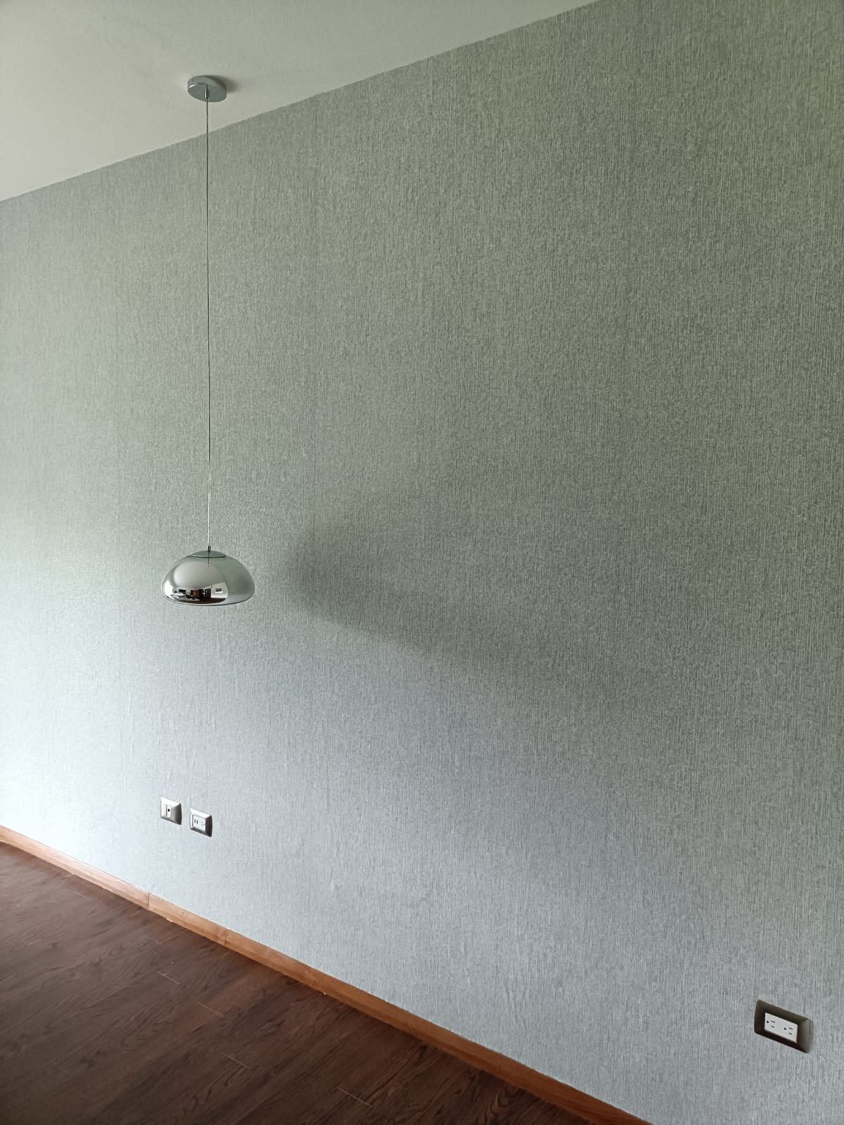 Tapiz gris texturizado en recámara